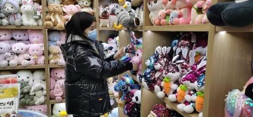 義烏中國小商品城開市了!能否實現&ldquo;人手一墩&rdquo;?記者走訪多家毛絨玩具店